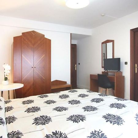 Hostal La Carrasca Monzón Extérieur photo