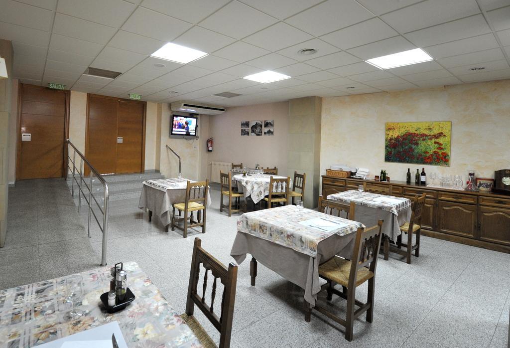 Hostal La Carrasca Monzón Extérieur photo