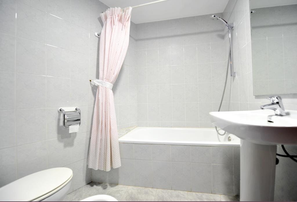 Hostal La Carrasca Monzón Extérieur photo