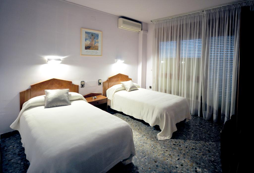 Hostal La Carrasca Monzón Extérieur photo