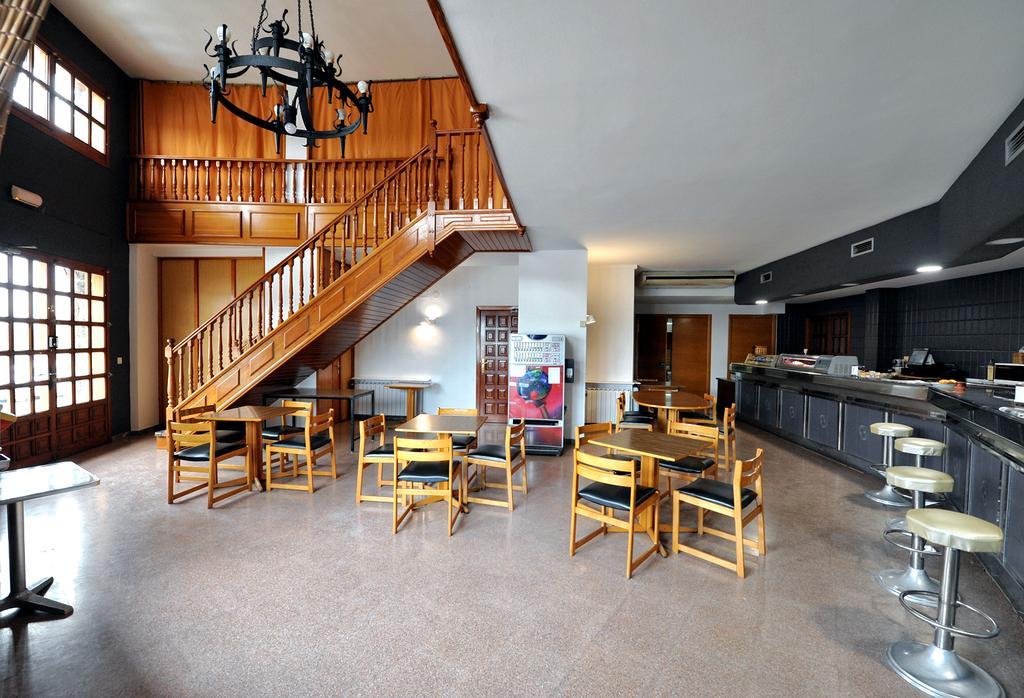 Hostal La Carrasca Monzón Extérieur photo