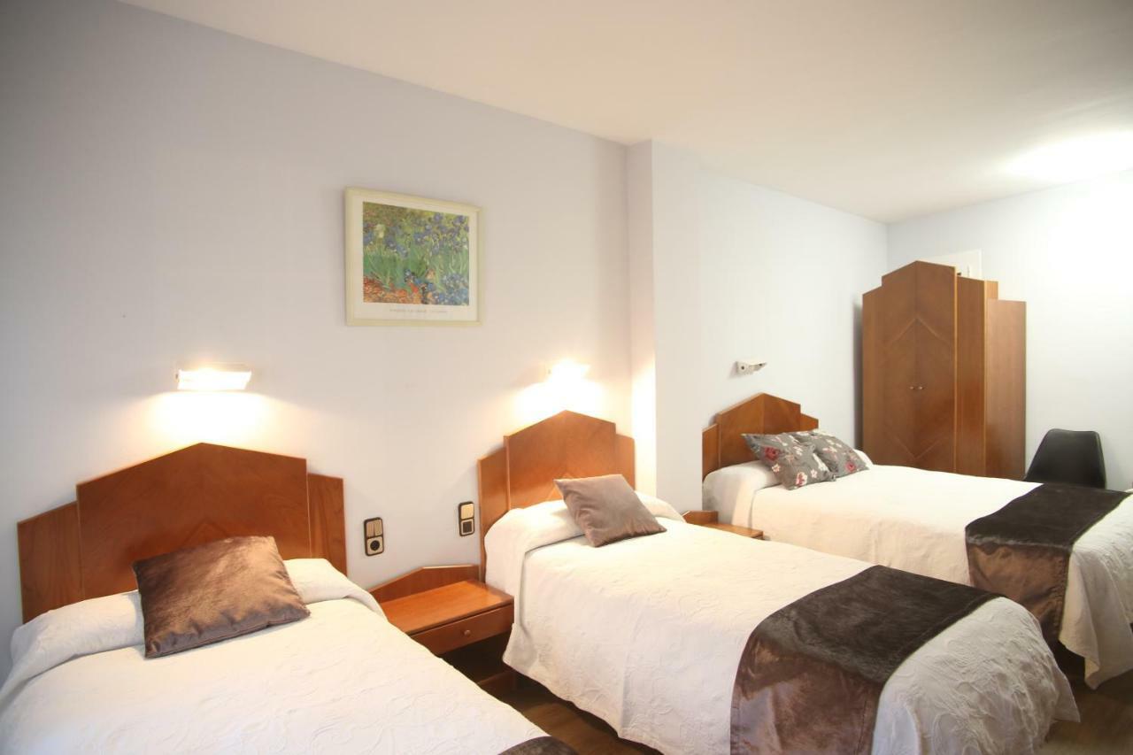 Hostal La Carrasca Monzón Extérieur photo