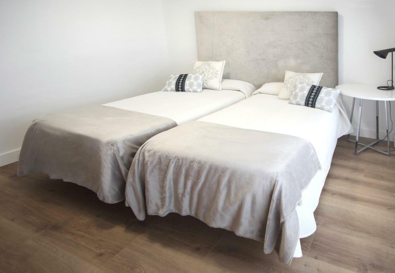 Hostal La Carrasca Monzón Extérieur photo
