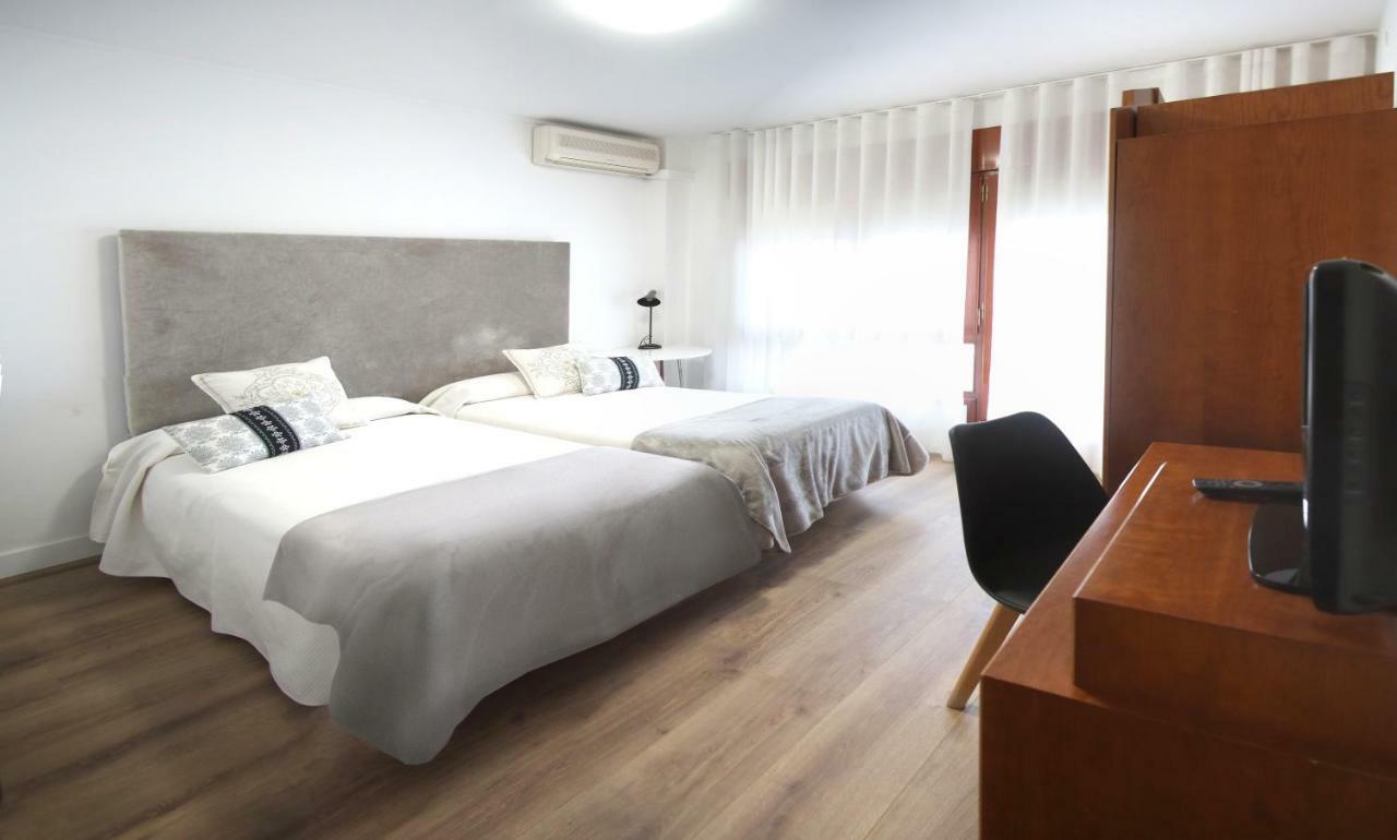 Hostal La Carrasca Monzón Extérieur photo