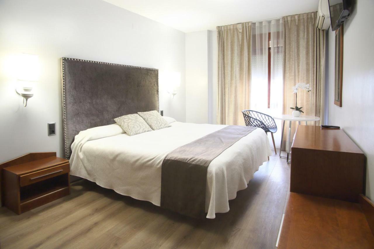 Hostal La Carrasca Monzón Extérieur photo
