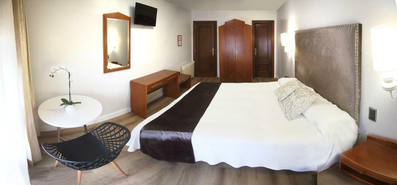 Hostal La Carrasca Monzón Extérieur photo