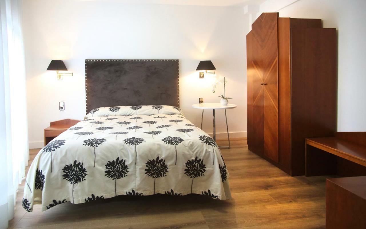 Hostal La Carrasca Monzón Extérieur photo