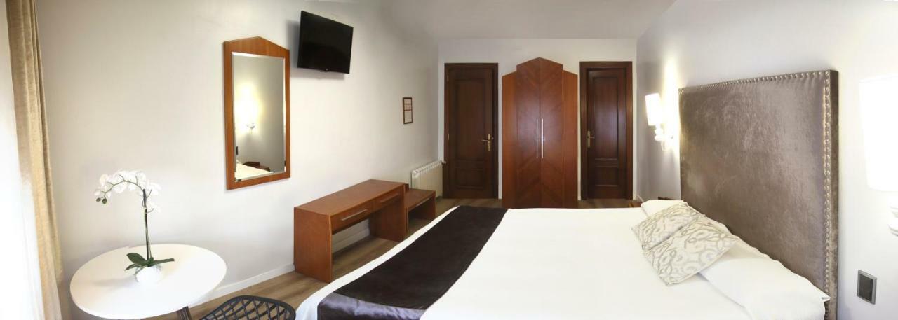 Hostal La Carrasca Monzón Extérieur photo